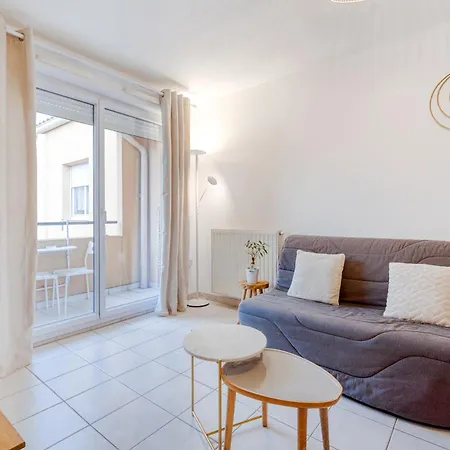 T2 Emplacement Avec Parking Lägenhet